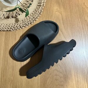 AUTHENTIC YEEZY SLIDES